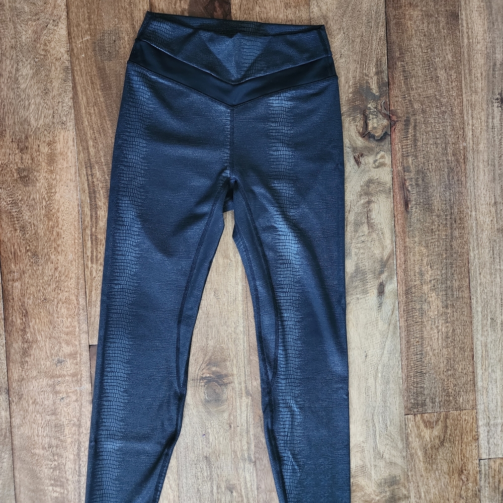 ZYIA Black Shimmer Capri Leggings
